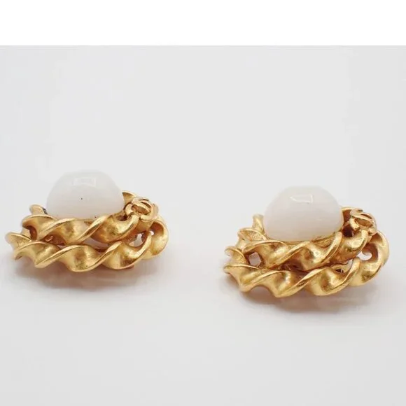 CHANEL CC Logo Imitation Pearl Round Button Earrings 94P Clip-On GHW 67RF630